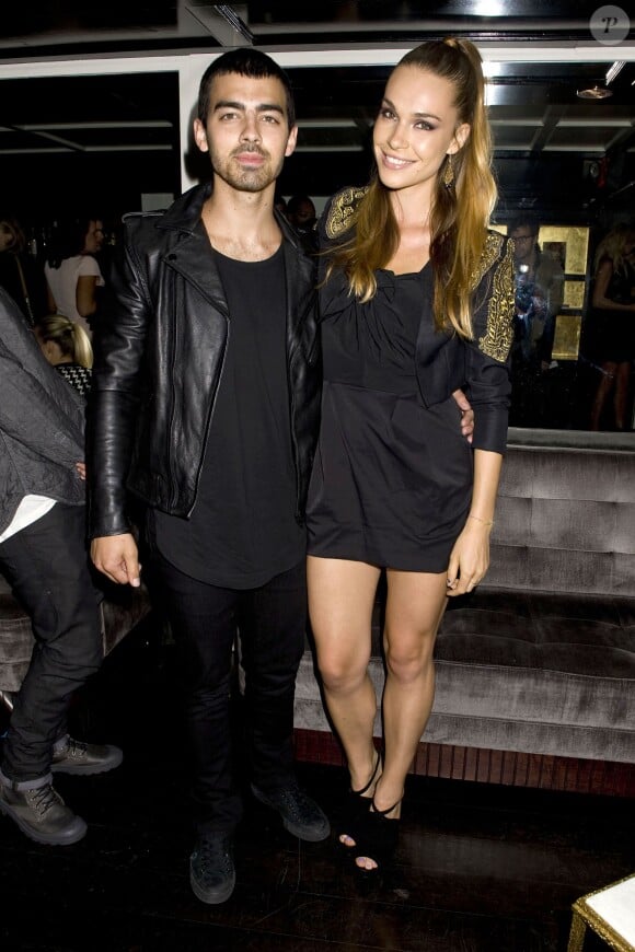 Joe Jonas accompagné de sa girlfriend Blanda Eggenschwiler, lors de la présentation de la collection H&M à New York, le samedi 7 septembre 2013.