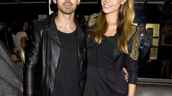 Fashion Week : Les Jonas Brothers et leurs amoureuses s'imprègnent des tendances