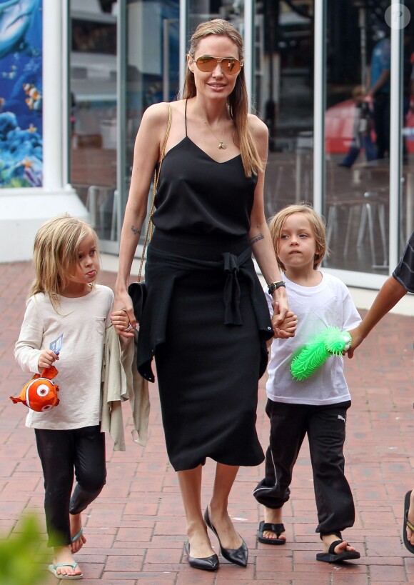 L'actrice Angelina Jolie et cinq de ses enfants, le dimanche 8 septembre à l'aquarium de Sydney (Australie).