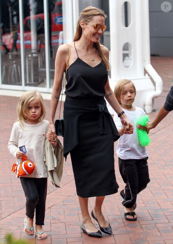 La comédienne Angelina Jolie et cinq de ses enfants, le dimanche 8 septembre à l'aquarium de Sydney (Australie).