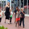 La sublime Angelina Jolie et cinq de ses enfants, le dimanche 8 septembre à l'aquarium de Sydney (Australie).
