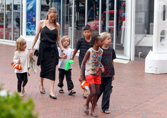 La très belle Angelina Jolie et cinq de ses enfants, le dimanche 8 septembre à l'aquarium de Sydney (Australie).