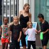 Angelina Jolie et cinq de ses enfants, le dimanche 8 septembre à l'aquarium de Sydney (Australie).