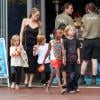Angelina Jolie et cinq de ses enfants, le dimanche 8 septembre à l'aquarium de Sydney (Australie).