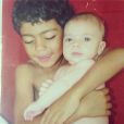 Noah Becker, fils de Boris, tenant dans ses bras son frère Elias, peu après sa naissance en septembre 1999. Photo postée par Noah pour les 14 ans de son frère.