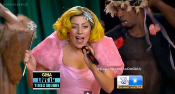 Lady Gaga chante Applause sur le plateau de l'émission Good Morning America, à New York, le 9 septembre 2013.