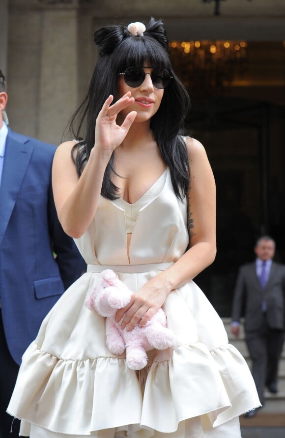 Lady Gaga sort de son hôtel à Londres, le 3 septembre 2013.