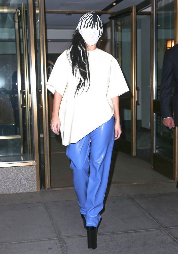 Lady Gaga porte un masque à la sortie de son domicile ) New York le 7 septembre 2013.