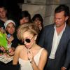 Lady Gaga jette un bouquet de fleurs à ses fans en arrivant à son hôtel à Londres, le 1er septembre 2013.