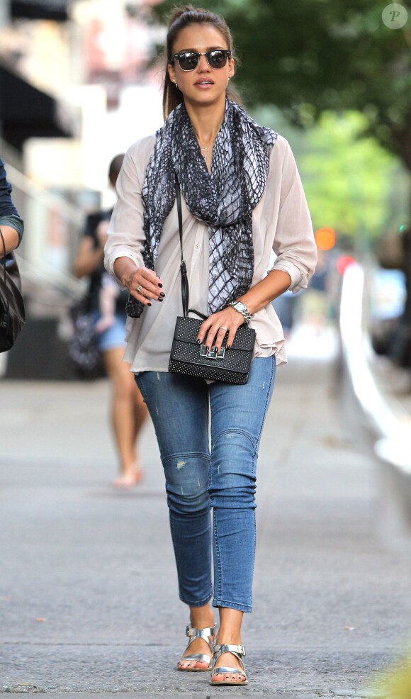 Jessica Alba, stylée et détendue au cours d'une sortie-shopping dans le quartier de SoHo. New York, le 10 septembre 2013.