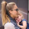 Pause câline pour Jessica Alba et sa fille Haven, au cours d'une sortie shopping dans le quartier de SoHo. New York, le 10 septembre 2013.