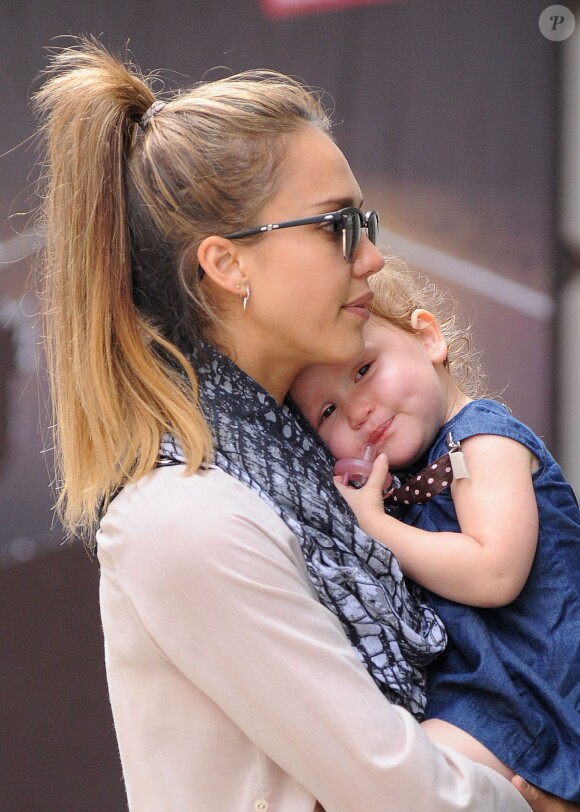 Pause câline pour Jessica Alba et sa fille Haven, au cours d'une sortie shopping dans le quartier de SoHo. New York, le 10 septembre 2013.