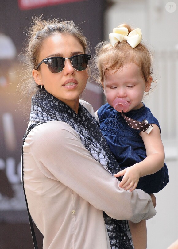 Jessica Alba et sa craquante fille Haven, surprises dans le quartier de SoHo. New York, le 10 septembre 2013.