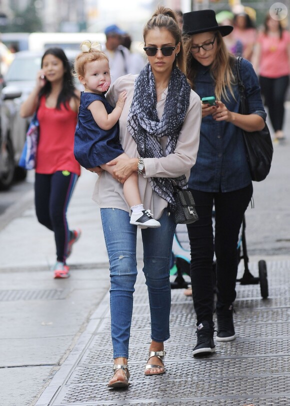 Sortie shopping mère/fille pour Jessica Alba et Haven (2 ans) dans le quartier de SoHo. New York, le 10 septembre 2013.