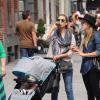 Jessica Alba, détendue avec sa fille et des amis, profitent d'une sortie shopping dans le quartier de SoHo. New York, le 10 septembre 2013.