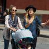 Jessica Alba, détendue avec sa fille et des amis, profitent d'une sortie shopping dans le quartier de SoHo. New York, le 10 septembre 2013.
