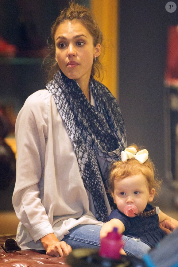 Jessica Alba et sa fille Haven font du shopping dans le quartier de SoHo. New York, le 10 septembre 2013.