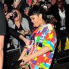 Rihanna quitte l'hôtel 45 Park Lane en mimant un acte sexuel avec son garde du corps. Une blague qui a fait sourire la star et sa victime. Londres, le 11 septembre 2013.