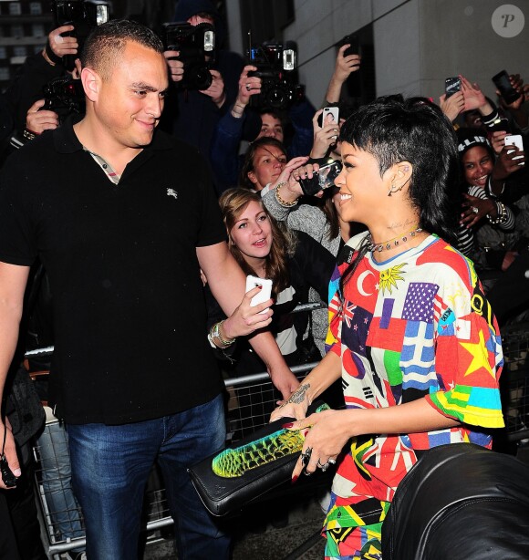 Rihanna et son garde du corps, victime d'une blague salace à l'entrée de l'hôtel 45 Park Lane. Londres, le 11 septembre 2013.