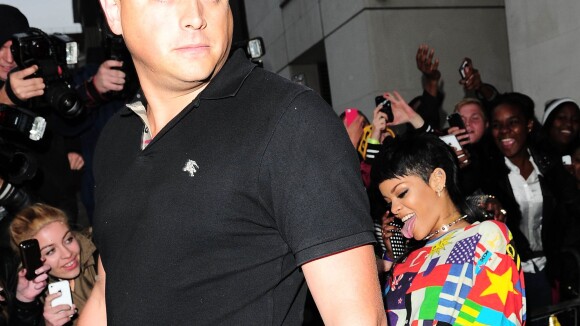 Rihanna : Coquine avec son garde du corps... et son sac phallique