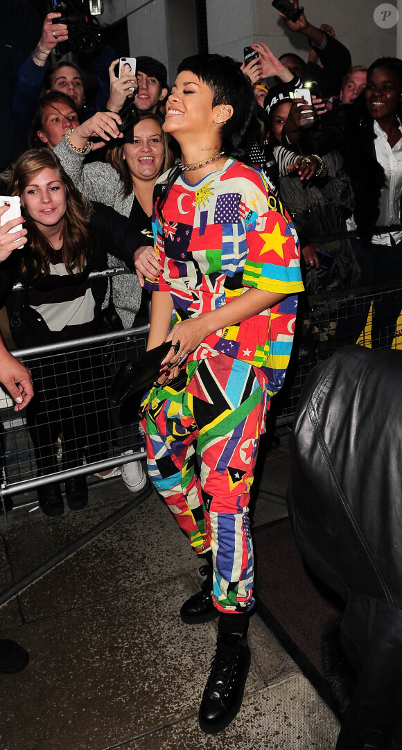 Rihanna, hilare en quittant l'hôtel 45 Park Lane à Londres, le 11 septembre 2013.