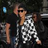 Rihanna, tout de noir et blanc vêtue avec un perfecto Saint Laurent, arrive à l'hôtel 45 Park Lane. Londres, le 11 septembre 2013.