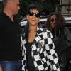 Rihanna, tout de noir et blanc vêtue avec un perfecto Saint Laurent, arrive à l'hôtel 45 Park Lane. Londres, le 11 septembre 2013.