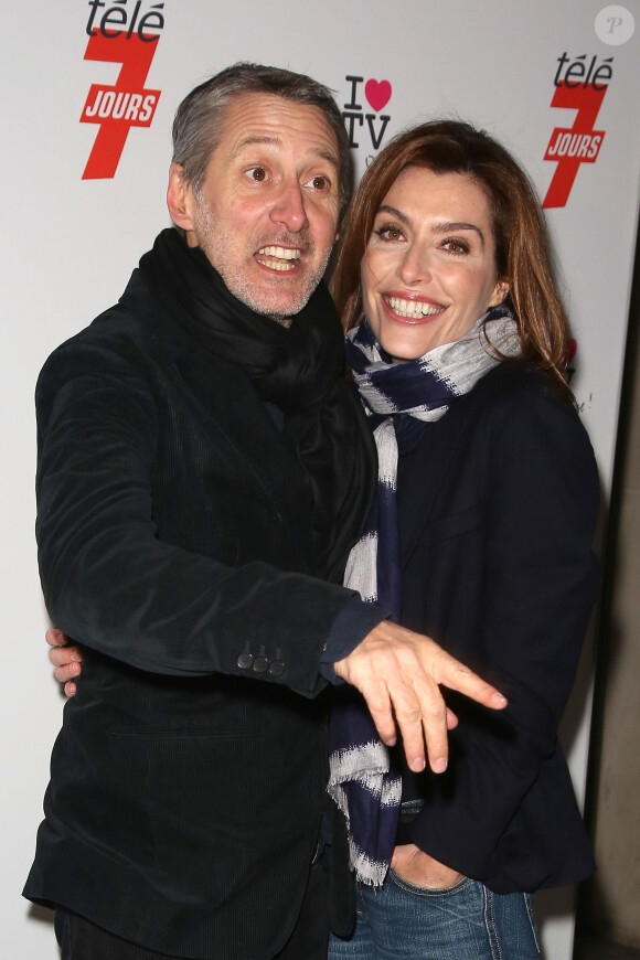 Antoine de Caunes et Daphné Roulier à la soirée "I LOVE TV", organisée par Télé 7 jours, autour de la patinoire du Grand Palais, à Paris le 12 décembre 2012.