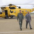  Le prince William faisant visiter la base de RAF Valley et son Sea King à son père le prince Charles le 9 juillet 2012 