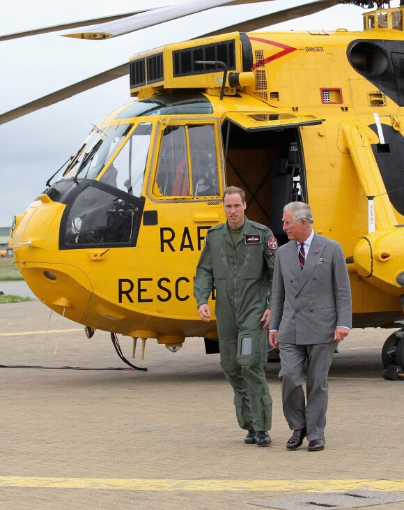 Le prince William faisant visiter la base de RAF Valley et son Sea King à son père le prince Charles le 9 juillet 2012
