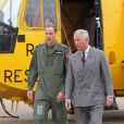  Le prince William faisant visiter la base de RAF Valley et son Sea King à son père le prince Charles le 9 juillet 2012 