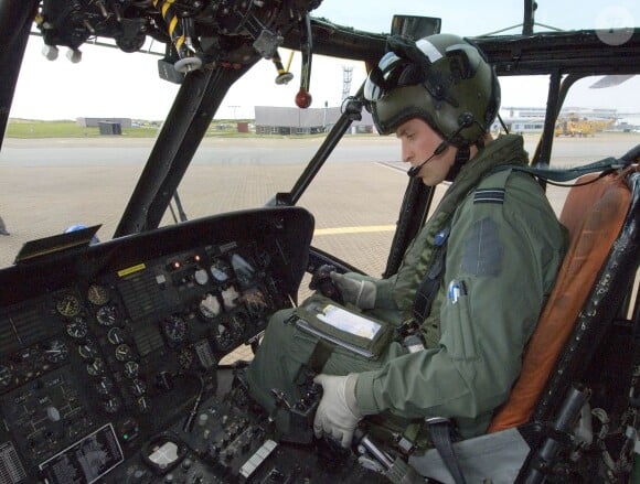 Le prince William en septembre 2010 à bord de son Sea King