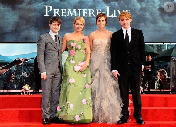 Daniel Radcliffe, J. K. Rowling, Emma Watson et Rupert Grint lors de l'avant-première du film Harry Potter et les reliques de la mort - partie II, le 7 juillet 2011 à Londres
