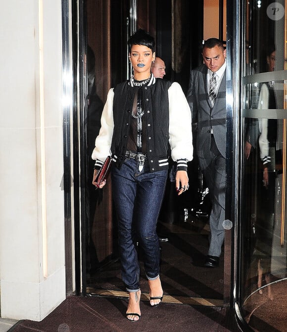 Rihanna quitte l'hôtel 45 Park Lane pour se rendre dans la boutique River Island et célébrer la sortie de sa nouvelle collection de vêtements. Londres, le 10 septembre 2013