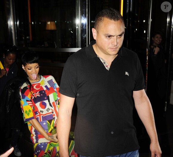 Rihanna quitte l'hôtel 45 Park Lane, mimant un acte sexuel dans le dos de son garde du corps. Londres, le 11 septembre 2013.