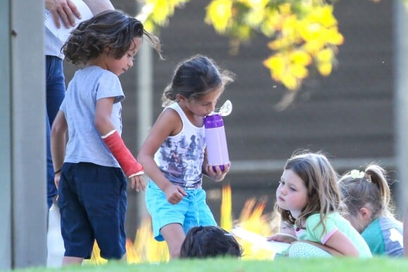 Les enfants de Jennifer Lopez, Max et Emme et ceux de Rebecca Romijn, Dolly et Charlie, s'amusant dans un parc de Malibu le samedi 14 septembre 2013.
