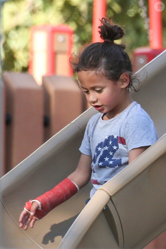 Max, fils de J.Lo, s'amusant dans un parc de Malibu le samedi 14 septembre 2013.