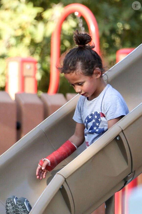 Max, fils plâtré de J.Lo, s'amusant dans un parc de Malibu le samedi 14 septembre 2013.