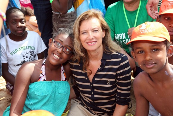 Exclusif - La première dame de France, Valérie Trierweiler, accompagne près de 5000 enfants parisiens à Cabourg dans le cadre de "La journée des oubliés des vacances", organisée par le Secours Populaire, le 28 août 2013