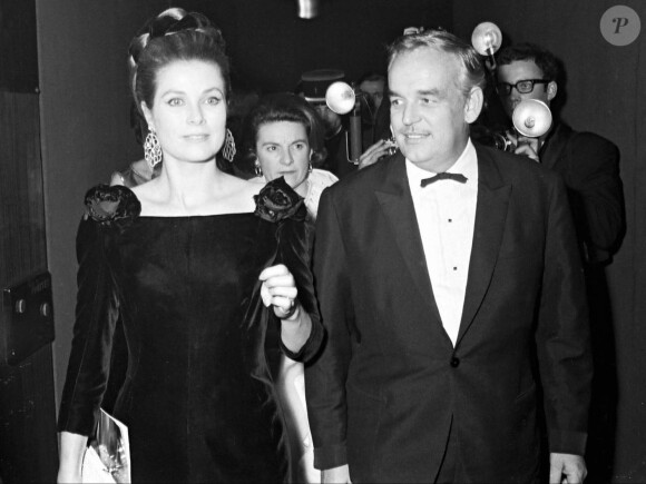 Le prince Rainier et sa femme Grace à Paris en mars 1967.