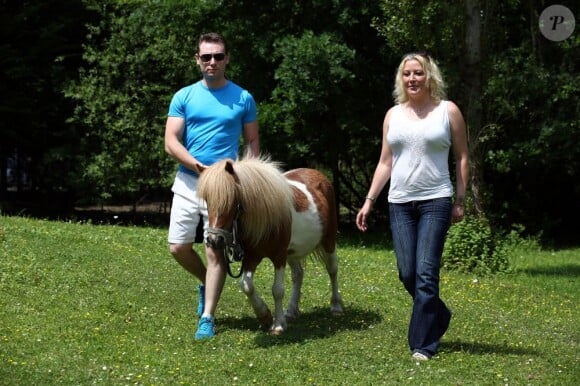 EXCLU - Loana et son compagnon Frédéric au beau milieu de la forêt avec leur poney à Nemours le 19 juin 2013