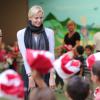 Exclusif - SAS La princesse Charlene de Monaco en visite à l'école de Fontvieille le 16 septembre 2013, troisième et dernière étape de son lundi de rentrée. Après avoir rencontré des élèves de primaire d'une école privée, et des élèves de terminale du Lycée Albert-Ier, elle s'est invitée à la cantine !