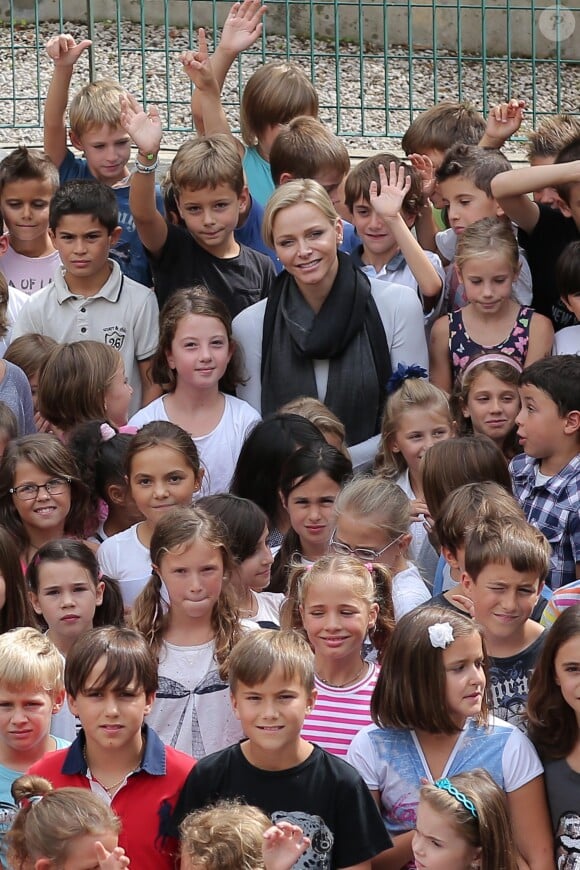Exclusif - SAS La princesse Charlene de Monaco bien entourée, en visite à l'école de Fontvieille le 16 septembre 2013, troisième et dernière étape de son lundi de rentrée. Après avoir rencontré des élèves de primaire d'une école privée, et des élèves de terminale du Lycée Albert-Ier, elle s'est invitée à la cantine !