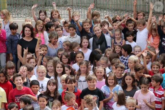 Exclusif - La princesse Charlene de Monaco en visite à l'école de Fontvieille le 16 septembre 2013, troisième et dernière étape de son lundi de rentrée. Après avoir rencontré des élèves de primaire d'une école privée, et des élèves de terminale du Lycée Albert-Ier, elle s'est invitée à la cantine !