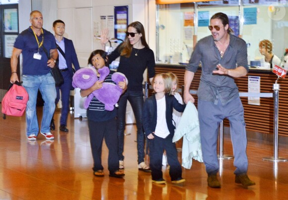 Brad Pitt et Angelina Jolie arrivant à l'aéroport de Tokyo avec trois de leurs enfants (Pax Thien, Vivienne et Knox) à Tokyo, le 27 juillet 2013