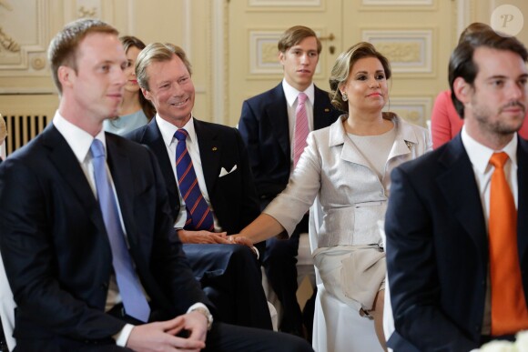 Fierté et joie se lisent sur le visage du grand-duc Henri de Luxembourg et son épouse la grande-duchesse Maria Teresa (en arrière-plan, le prince Louis) au mariage civil de leur fils le prince Felix de Luxembourg et de Claire Lademacher, le 17 septembre 2013, à Königstein im Taunus.