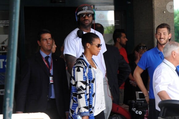 Lebron James accompagné de son épouse Savannah lors de leur arrivée à Rome pour leur lune de miel, le 17 septembre 2013