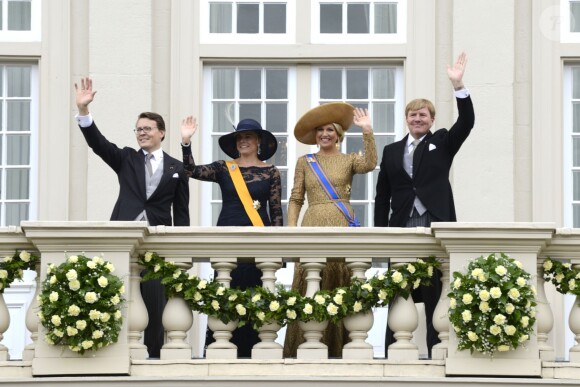 Le prince Constantijn et la princesse Laurentien avec le couple royal au balcon du palais Noordeinde. Cérémonies du Prinsjesdag (''Jour du prince''), le 17 septembre 2013 à La Haye. Le roi Willem-Alexander des Pays-Bas, entouré de son épouse la reine Maxima, de son frère le prince Constantijn et de sa belle-soeur la princesse Laurentien, accomplissait pour la première fois au Binnenhof, sur le Trône de la Salle des Chevaliers, le rituel marquant l'ouverture de l'année politique, avant de rallier le palais Noordeinde pour saluer la foule de ses sujets.
