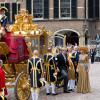 Arrivée du souverain au Binnenhof. Célébrations du Prinsjesdag, le 17 septembre 2013 à La Haye. Le roi Willem-Alexander des Pays-Bas, entouré de son épouse la reine Maxima, de son frère le prince Constantijn et de sa belle-soeur la princesse Laurentien, accomplissait pour la première fois au Binnenhof, sur le Trône de la Salle des Chevaliers, le rituel marquant l'ouverture de l'année politique, avant de rallier le palais Noordeinde pour saluer la foule de ses sujets.
