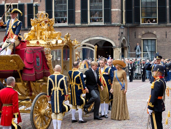 Arrivée du souverain au Binnenhof. Célébrations du Prinsjesdag, le 17 septembre 2013 à La Haye. Le roi Willem-Alexander des Pays-Bas, entouré de son épouse la reine Maxima, de son frère le prince Constantijn et de sa belle-soeur la princesse Laurentien, accomplissait pour la première fois au Binnenhof, sur le Trône de la Salle des Chevaliers, le rituel marquant l'ouverture de l'année politique, avant de rallier le palais Noordeinde pour saluer la foule de ses sujets.